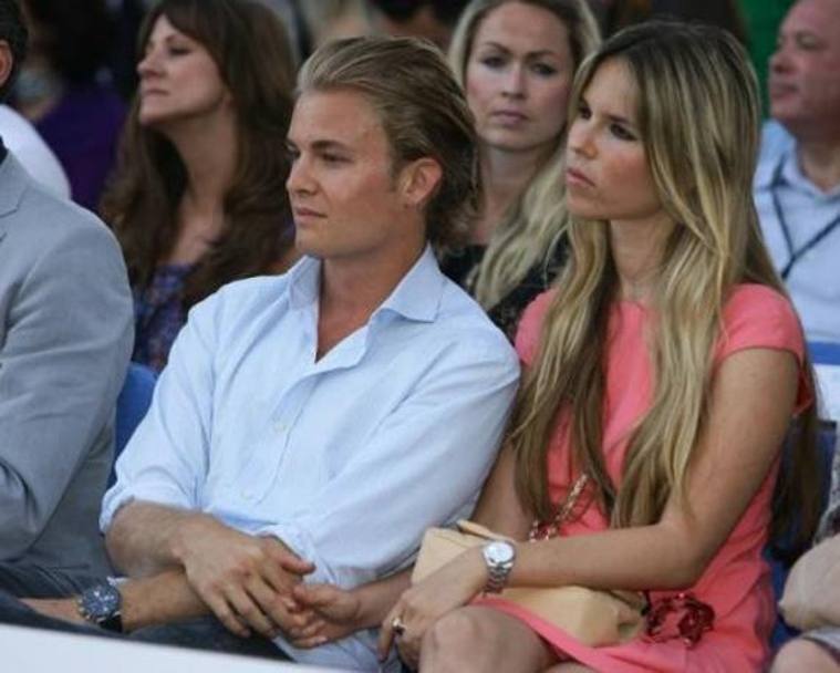 Rosberg, 28 anni, ha annunciato le nozze con la fidanzata Vivian Sibold, interior designer da sempre legata al pilota della Mercedes. Reuters